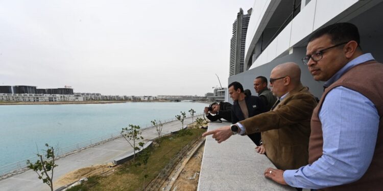 صور.. وزير الإسكان يتجول بالمنطقة الشاطئية وكمبوند «مزارين» بمدينة العلمين الجديدة