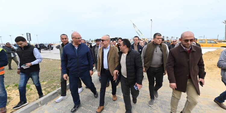 صور.. وزير الإسكان يتجول بالمنطقة الشاطئية وكمبوند «مزارين» بمدينة العلمين الجديدة