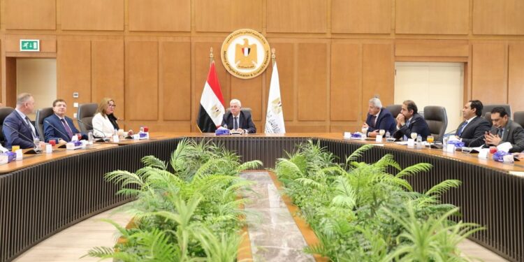 وزير التعليم العالي يشهد توقيع اتفاق تعاون بين جامعتي القاهرة «الفرع الدولي» وإيست لندن