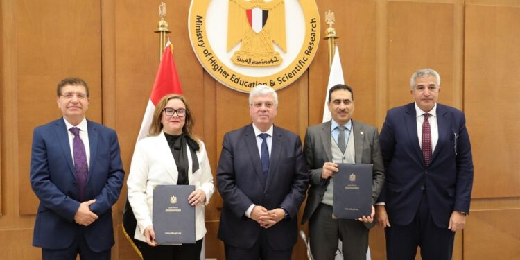 وزير التعليم العالي يشهد توقيع اتفاق تعاون بين جامعتي القاهرة «الفرع الدولي» وإيست لندن