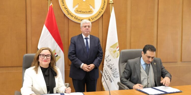 وزير التعليم العالي يشهد توقيع اتفاق تعاون بين جامعتي القاهرة «الفرع الدولي» وإيست لندن
