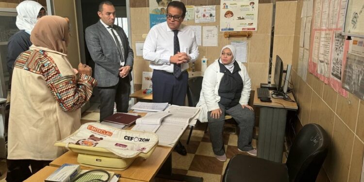 وزير الصحة يتفقد مركز طب أسرة التجمع الثالث ويوجه بصرف مكافأة للعاملين