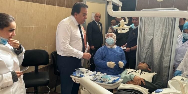 وزير الصحة يتفقد مركز طب أسرة التجمع الثالث ويوجه بصرف مكافأة للعاملين