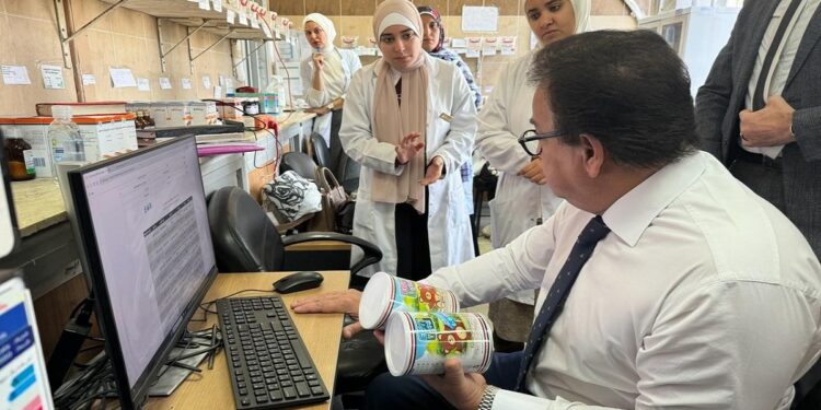 وزير الصحة يتفقد مركز طب أسرة التجمع الثالث ويوجه بصرف مكافأة للعاملين