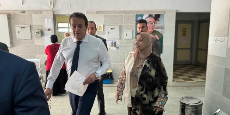 وزير الصحة يتفقد مركز طب أسرة التجمع الثالث ويوجه بصرف مكافأة للعاملين