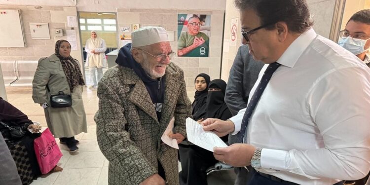 وزير الصحة يتفقد مركز طب أسرة التجمع الثالث ويوجه بصرف مكافأة للعاملين