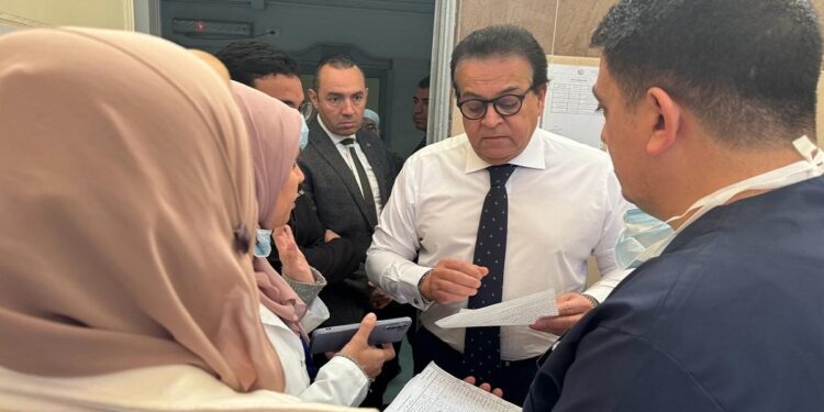 وزير الصحة يتفقد مركز طب أسرة التجمع الثالث ويوجه بصرف مكافأة للعاملين
