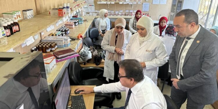 وزير الصحة يتفقد مركز طب أسرة التجمع الثالث ويوجه بصرف مكافأة للعاملين