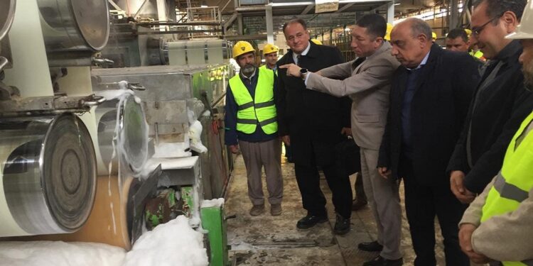وزير قطاع الأعمال يتفقد إعادة تشغيل مصانع الحرير الصناعي وألياف البوليستر بكفر الدوار