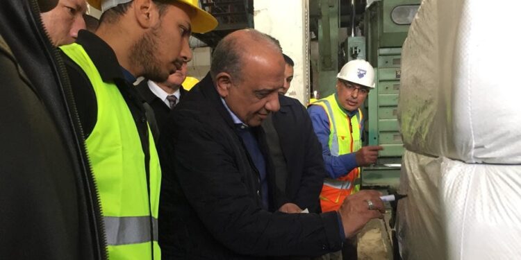 وزير قطاع الأعمال يتفقد إعادة تشغيل مصانع الحرير الصناعي وألياف البوليستر بكفر الدوار