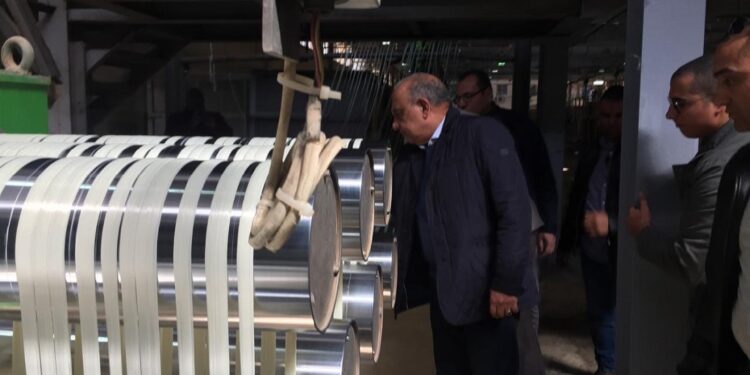 وزير قطاع الأعمال يتفقد إعادة تشغيل مصانع الحرير الصناعي وألياف البوليستر بكفر الدوار