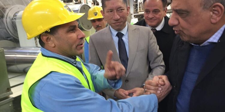 وزير قطاع الأعمال يتفقد إعادة تشغيل مصانع الحرير الصناعي وألياف البوليستر بكفر الدوار