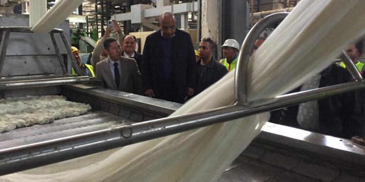 وزير قطاع الأعمال يتفقد إعادة تشغيل مصانع الحرير الصناعي وألياف البوليستر بكفر الدوار
