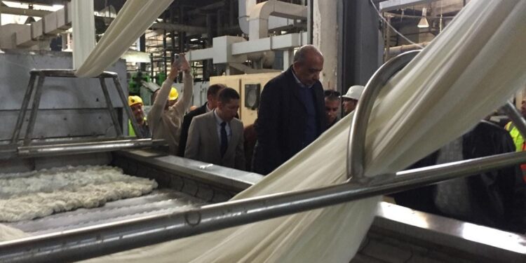 وزير قطاع الأعمال يتفقد إعادة تشغيل مصانع الحرير الصناعي وألياف البوليستر بكفر الدوار