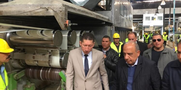 وزير قطاع الأعمال يتفقد إعادة تشغيل مصانع الحرير الصناعي وألياف البوليستر بكفر الدوار