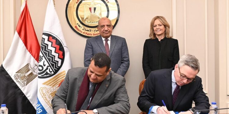 وزير قطاع الأعمال يشهد توقيع اتفاق تعاون بين شركتي مصر للألومنيوم وسكاتك النرويجية