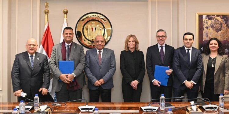 وزير قطاع الأعمال يشهد توقيع اتفاق تعاون بين شركتي مصر للألومنيوم وسكاتك النرويجية