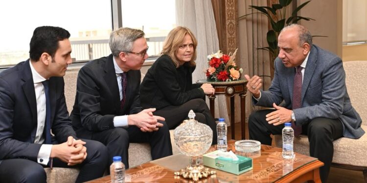 وزير قطاع الأعمال يشهد توقيع اتفاق تعاون بين شركتي مصر للألومنيوم وسكاتك النرويجية