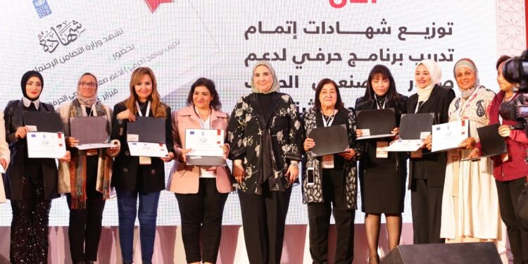 بشعار «مصر بتتكلم حرفي».. وزيرة التضامن تفتتح معرض «ديارنا للحرف اليدوية والتراثية»  