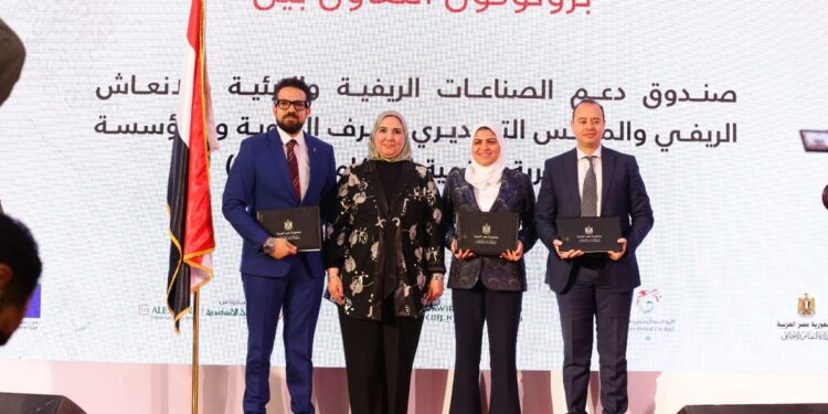 بشعار «مصر بتتكلم حرفي».. وزيرة التضامن تفتتح معرض «ديارنا للحرف اليدوية والتراثية»  