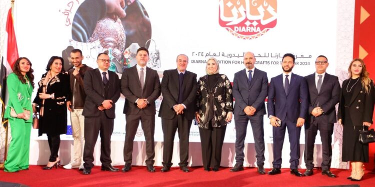 بشعار «مصر بتتكلم حرفي».. وزيرة التضامن تفتتح معرض «ديارنا للحرف اليدوية والتراثية»  