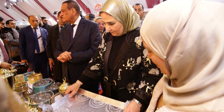 بشعار «مصر بتتكلم حرفي».. وزيرة التضامن تفتتح معرض «ديارنا للحرف اليدوية والتراثية»  