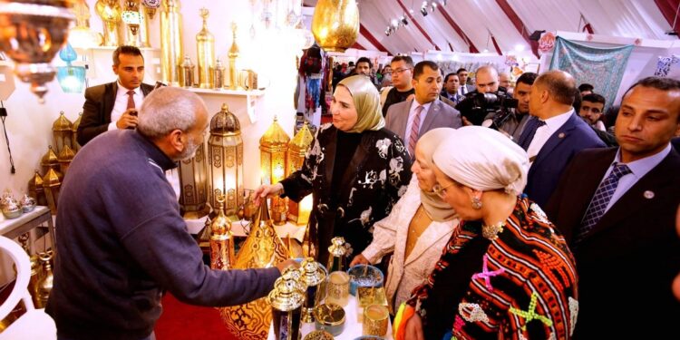 بشعار «مصر بتتكلم حرفي».. وزيرة التضامن تفتتح معرض «ديارنا للحرف اليدوية والتراثية»  