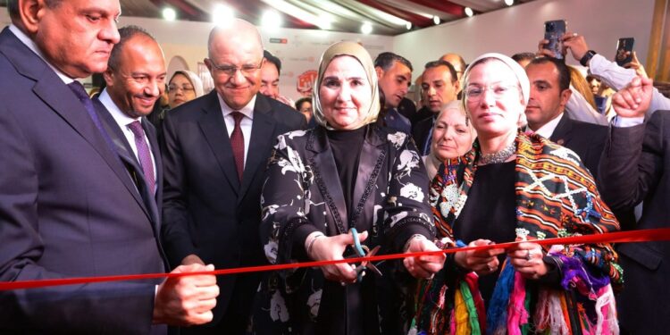 بشعار «مصر بتتكلم حرفي».. وزيرة التضامن تفتتح معرض «ديارنا للحرف اليدوية والتراثية»  