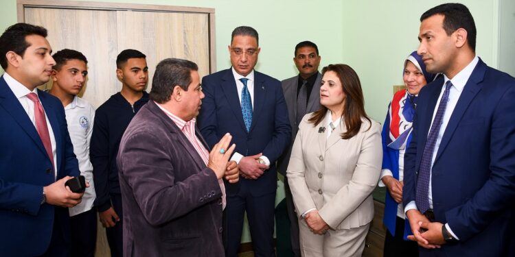في إطار مبادرة «مراكب النجاة».. وزيرة الهجرة تتفقد المدرسة الفندقية بقرية دمو بالفيوم
