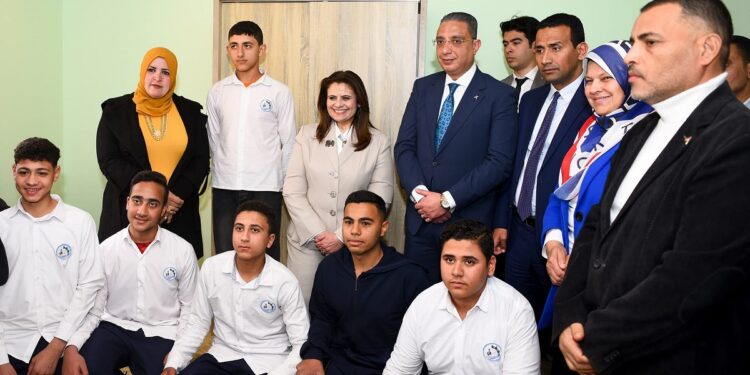 في إطار مبادرة «مراكب النجاة».. وزيرة الهجرة تتفقد المدرسة الفندقية بقرية دمو بالفيوم