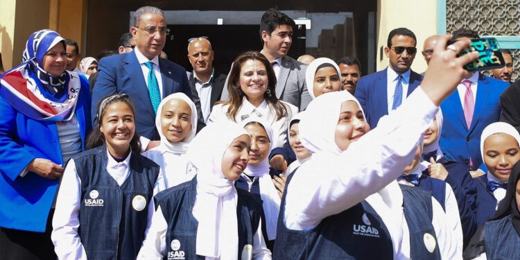 في إطار مبادرة «مراكب النجاة».. وزيرة الهجرة تتفقد المدرسة الفندقية بقرية دمو بالفيوم