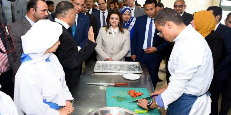 في إطار مبادرة «مراكب النجاة».. وزيرة الهجرة تتفقد المدرسة الفندقية بقرية دمو بالفيوم