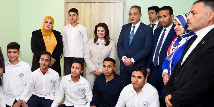 في إطار مبادرة «مراكب النجاة».. وزيرة الهجرة تتفقد المدرسة الفندقية بقرية دمو بالفيوم