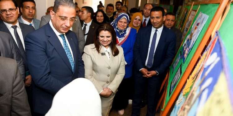 في إطار مبادرة «مراكب النجاة».. وزيرة الهجرة تتفقد المدرسة الفندقية بقرية دمو بالفيوم