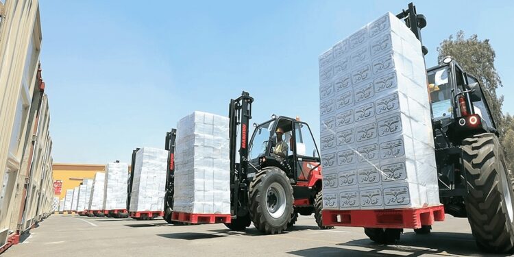 تزامنا مع شهر رمضان القوات المسلحة توزع كميات كبيرة من الحصص الغذائية بنصف الثمن 