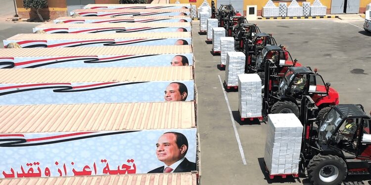 تزامنا مع شهر رمضان القوات المسلحة توزع كميات كبيرة من الحصص الغذائية بنصف الثمن 