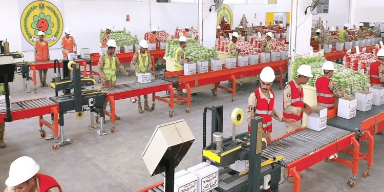 تزامنا مع شهر رمضان القوات المسلحة توزع كميات كبيرة من الحصص الغذائية بنصف الثمن 