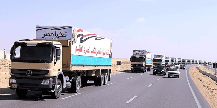 تزامنا مع شهر رمضان القوات المسلحة توزع كميات كبيرة من الحصص الغذائية بنصف الثمن 