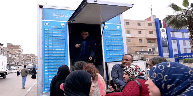 تزامنا مع شهر رمضان القوات المسلحة توزع كميات كبيرة من الحصص الغذائية بنصف الثمن 