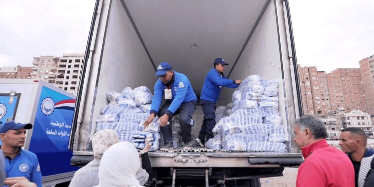 تزامنا مع شهر رمضان القوات المسلحة توزع كميات كبيرة من الحصص الغذائية بنصف الثمن 