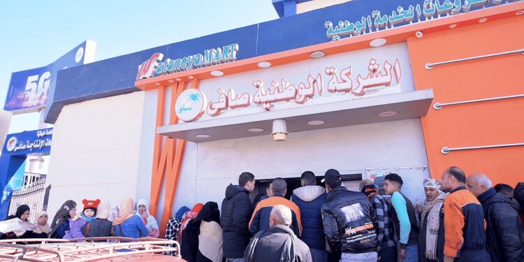 تزامنا مع شهر رمضان القوات المسلحة توزع كميات كبيرة من الحصص الغذائية بنصف الثمن 