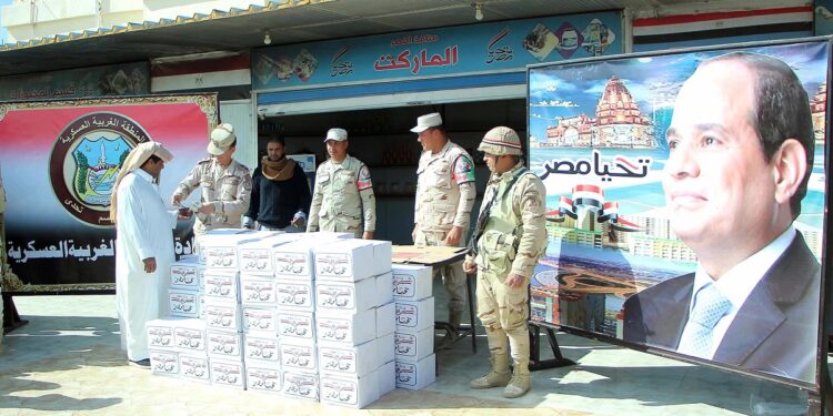 تزامنا مع شهر رمضان القوات المسلحة توزع كميات كبيرة من الحصص الغذائية بنصف الثمن 