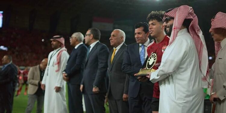 نيابة عن الرئيس السيسي.. وزير الرياضة يُسلم كأس مصر إلي النادي الأهلي