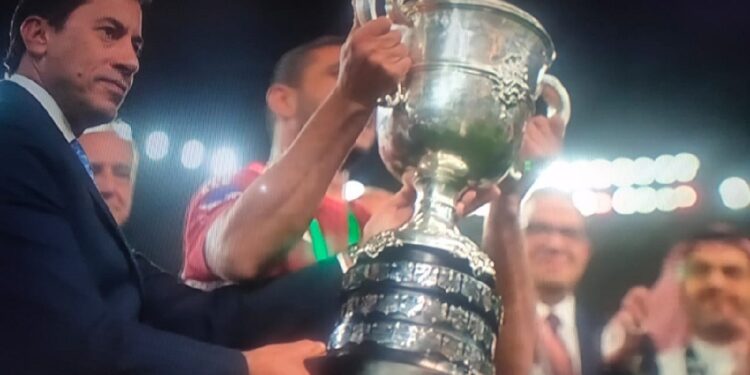 نيابة عن الرئيس السيسي.. وزير الرياضة يُسلم كأس مصر إلي النادي الأهلي