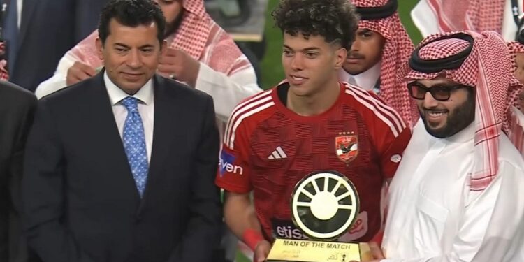 نيابة عن الرئيس السيسي.. وزير الرياضة يُسلم كأس مصر إلي النادي الأهلي