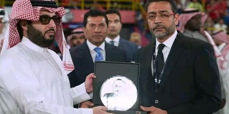 نيابة عن الرئيس السيسي.. وزير الرياضة يُسلم كأس مصر إلي النادي الأهلي