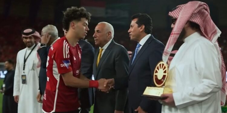 نيابة عن الرئيس السيسي.. وزير الرياضة يُسلم كأس مصر إلي النادي الأهلي