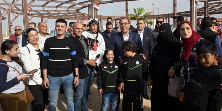 رئيس الوزراء يتفقد نادي وشاطئ «قادرون» لذوي الهمم بمدينة دمياط الجديدة