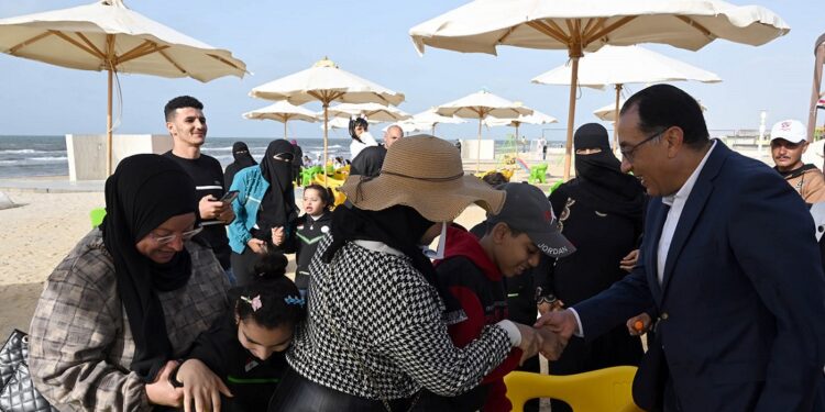 رئيس الوزراء يتفقد نادي وشاطئ «قادرون» لذوي الهمم بمدينة دمياط الجديدة