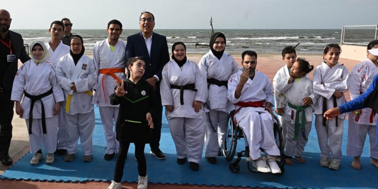 رئيس الوزراء يتفقد نادي وشاطئ «قادرون» لذوي الهمم بمدينة دمياط الجديدة